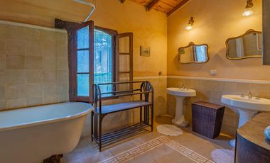 Estancia de 1830 con 42 has y cancha de polo a 50km del mar