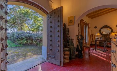 Estancia de 1830 con 42 has y cancha de polo a 50km del mar