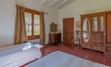 Estancia de 1830 con 42 has y cancha de polo a 50km del mar