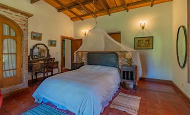 Estancia de 1830 con 42 has y cancha de polo a 50km del mar