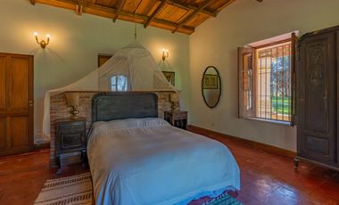 Estancia de 1830 con 42 has y cancha de polo a 50km del mar