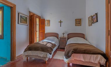 Estancia de 1830 con 42 has y cancha de polo a 50km del mar