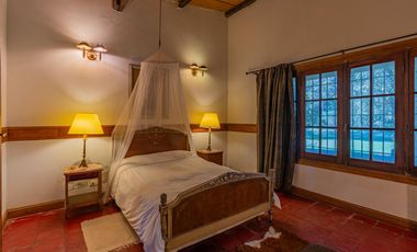 Estancia de 1830 con 42 has y cancha de polo a 50km del mar