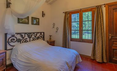 Estancia de 1830 con 42 has y cancha de polo a 50km del mar