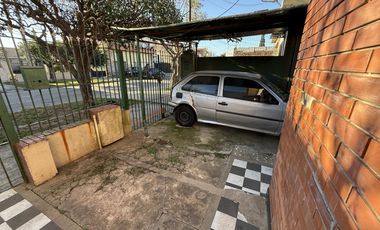 Casa 3 ambientes con cochera y patio  - Wilde