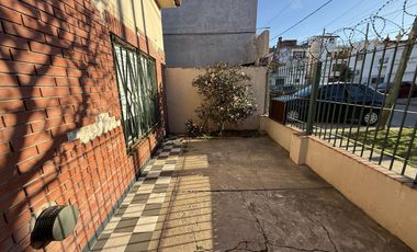 Casa 3 ambientes con cochera y patio  - Wilde