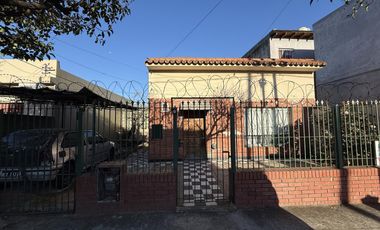 Casa 3 ambientes con cochera y patio  - Wilde
