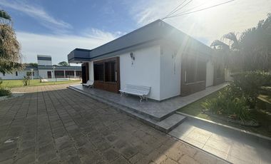 VENTA - CASA DE 5 DORMITORIOS CON QUINCHO, DEPARTAMENTO Y PILETA EN EL CENTRO DE FUNES