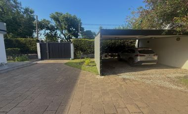 VENTA - CASA DE 5 DORMITORIOS CON QUINCHO, DEPARTAMENTO Y PILETA EN EL CENTRO DE FUNES