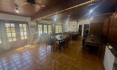 VENTA - CASA DE 5 DORMITORIOS CON QUINCHO, DEPARTAMENTO Y PILETA EN EL CENTRO DE FUNES