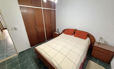 VENTA - CASA DE 5 DORMITORIOS CON QUINCHO, DEPARTAMENTO Y PILETA EN EL CENTRO DE FUNES