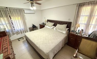 VENTA - CASA DE 5 DORMITORIOS CON QUINCHO, DEPARTAMENTO Y PILETA EN EL CENTRO DE FUNES