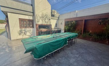 VENTA - CASA DE 5 DORMITORIOS CON QUINCHO, DEPARTAMENTO Y PILETA EN EL CENTRO DE FUNES