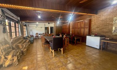 VENTA - CASA DE 5 DORMITORIOS CON QUINCHO, DEPARTAMENTO Y PILETA EN EL CENTRO DE FUNES