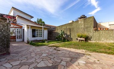 CASA 3 DORMITORIOS EN VENTA ROLDAN CENTRO CON JARDIN ACEPTA PERMUTA