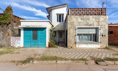 CASA 3 DORMITORIOS EN VENTA ROLDAN CENTRO CON JARDIN ACEPTA PERMUTA