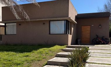 CASA 4 AMBIENTES EN VENTA, BARRIO LOS PARAISOS, LOS CARDALES