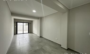 Venta de Departamento 2 ambientes con patio y cochera en Villa Dominico