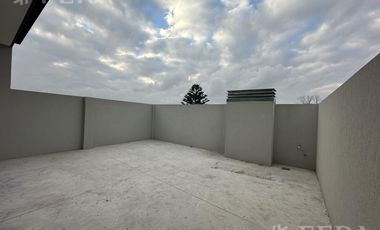 Venta de Departamento 2 ambientes con patio y cochera en Villa Dominico