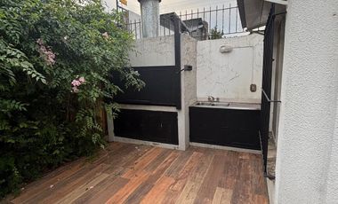 Chalet reciclado 4 ambientes jardín. La Lucila.