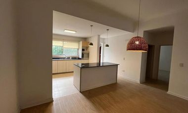 Chalet reciclado 4 ambientes jardín. La Lucila.