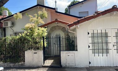 Chalet reciclado 4 ambientes jardín. La Lucila.