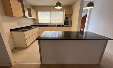 Chalet reciclado 4 ambientes jardín. La Lucila.