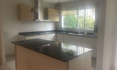 Chalet reciclado 4 ambientes jardín. La Lucila.