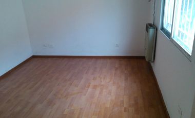 Chalet reciclado 4 ambientes jardín. La Lucila.