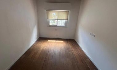 Chalet reciclado 4 ambientes jardín. La Lucila.