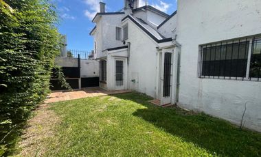 Chalet reciclado 4 ambientes jardín. La Lucila.