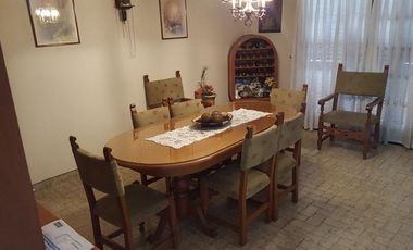 Chalet de 3 dorm con jardin y gran quincho c/parrilla.