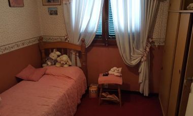 Chalet de 3 dorm con jardin y gran quincho c/parrilla.