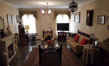 Chalet de 3 dorm con jardin y gran quincho c/parrilla.