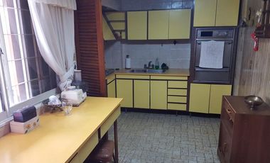 Chalet de 3 dorm con jardin y gran quincho c/parrilla.