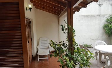 Chalet de 3 dorm con jardin y gran quincho c/parrilla.