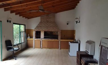 Chalet de 3 dorm con jardin y gran quincho c/parrilla.