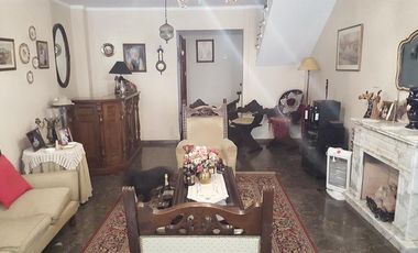 Chalet de 3 dorm con jardin y gran quincho c/parrilla.