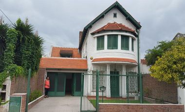 Chalet de 3 dorm con jardin y gran quincho c/parrilla.