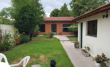 Chalet de 3 dorm con jardin y gran quincho c/parrilla.