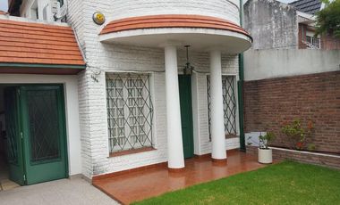 Chalet de 3 dorm con jardin y gran quincho c/parrilla.