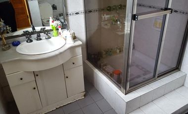 Chalet de 3 dorm con jardin y gran quincho c/parrilla.