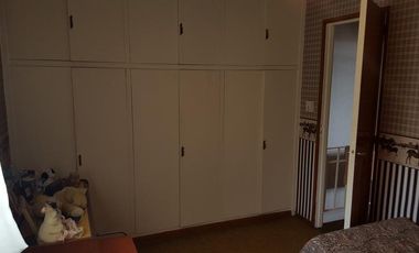 Chalet de 3 dorm con jardin y gran quincho c/parrilla.