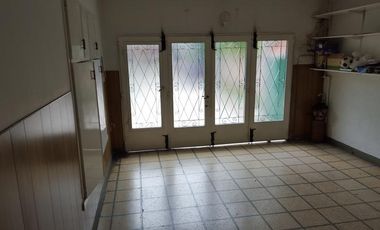 Chalet de 3 dorm con jardin y gran quincho c/parrilla.