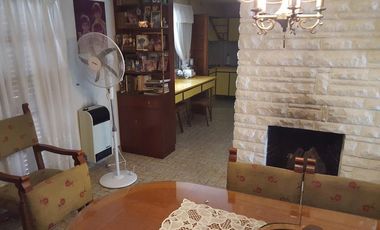 Chalet de 3 dorm con jardin y gran quincho c/parrilla.