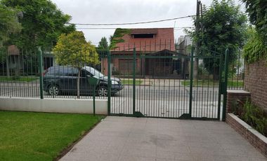 Chalet de 3 dorm con jardin y gran quincho c/parrilla.