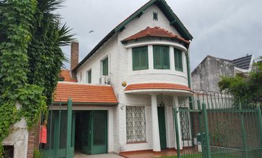 Chalet de 3 dorm con jardin y gran quincho c/parrilla.