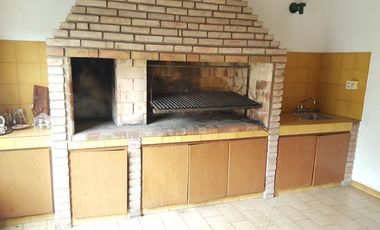 Chalet de 3 dorm con jardin y gran quincho c/parrilla.