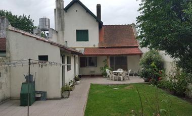 Chalet de 3 dorm con jardin y gran quincho c/parrilla.