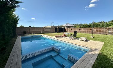 Casa en Venta de 2 dormitorios, patio con galería, pileta y parrilla. Fincas de La Florida, Zarate